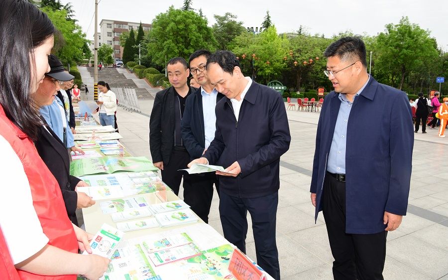 杨陵区举行第36个爱国卫生月集中宣传活动